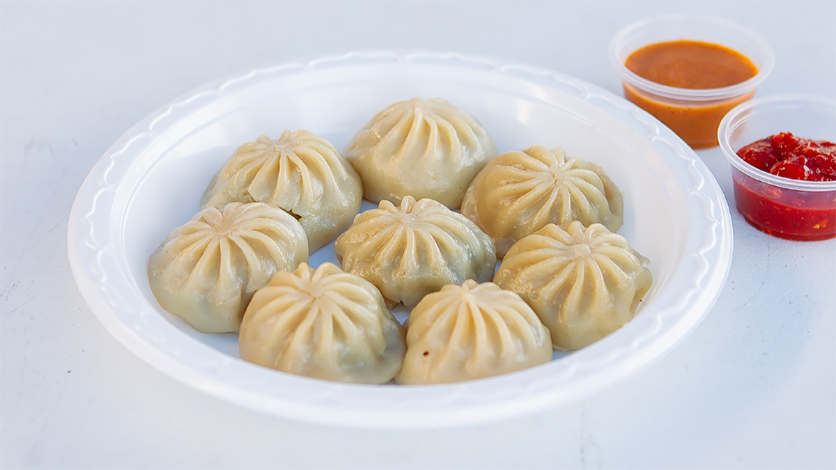 Steamed momos with two chutneys